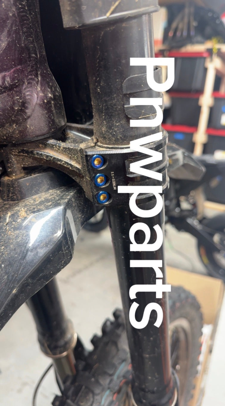 R floxa bottom crown bolts (6)